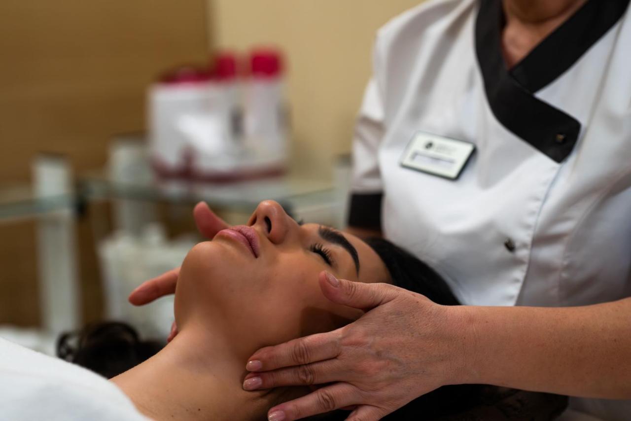 Lucky Bansko Aparthotel Spa & Relax Kültér fotó A woman receiving a facial massage