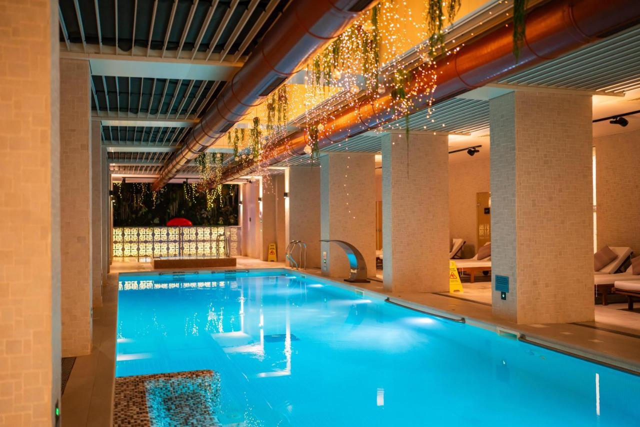 Lucky Bansko Aparthotel Spa & Relax Kültér fotó The swimming pool at the hotel