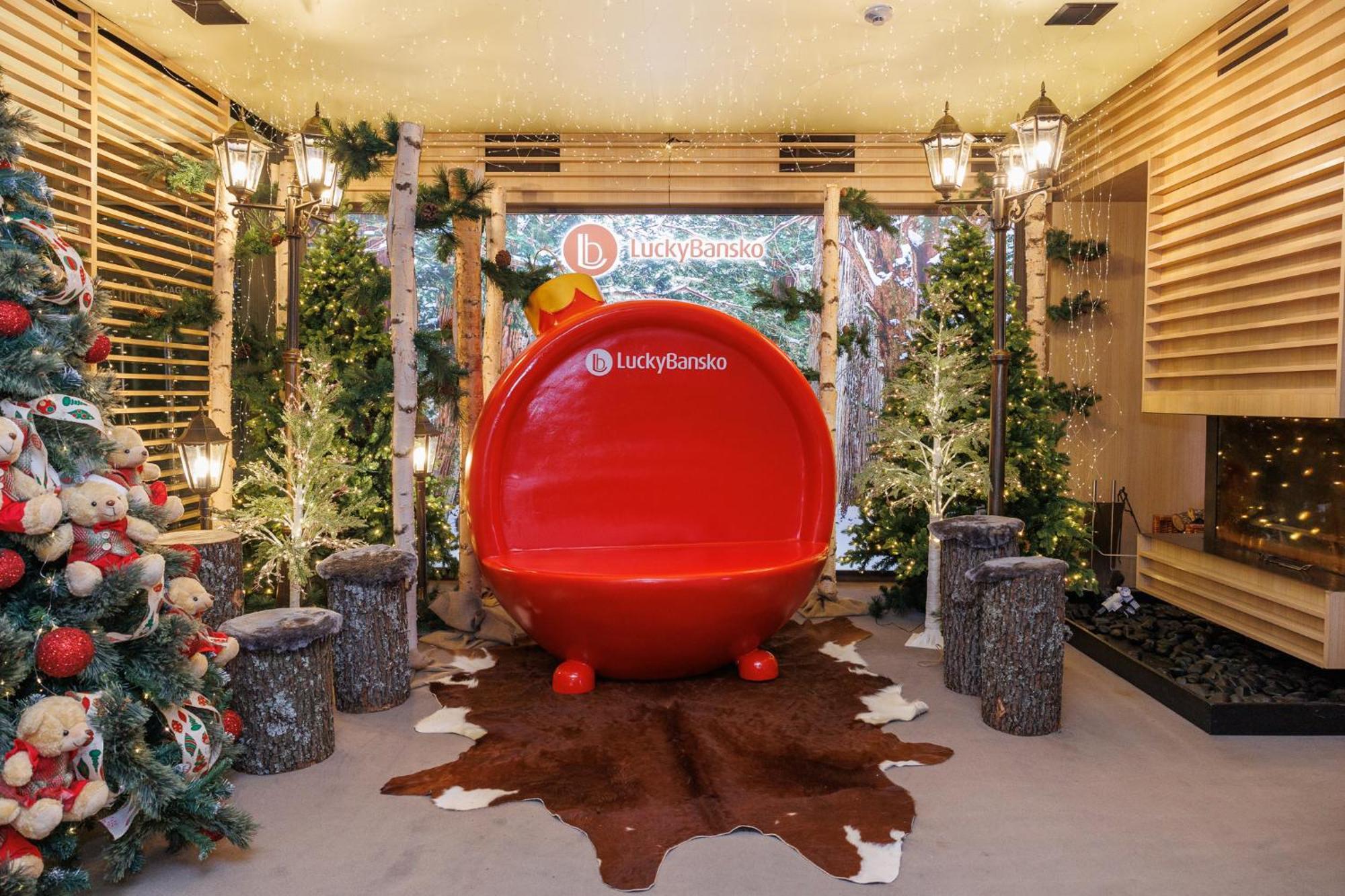 Lucky Bansko Aparthotel Spa & Relax Kültér fotó Santa's chair at the 2013 Christmas Village