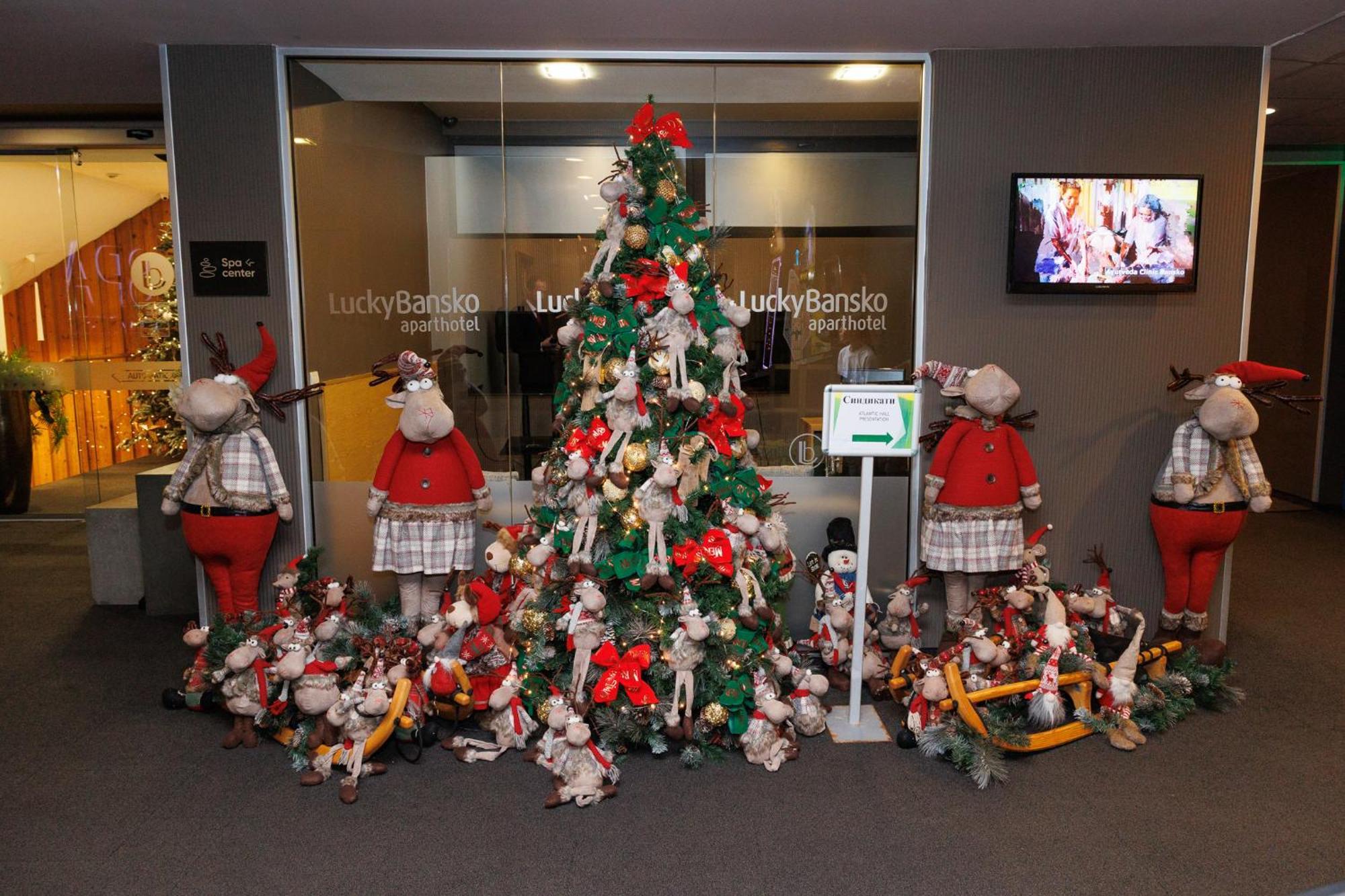 Lucky Bansko Aparthotel Spa & Relax Kültér fotó Christmas tree at the airport