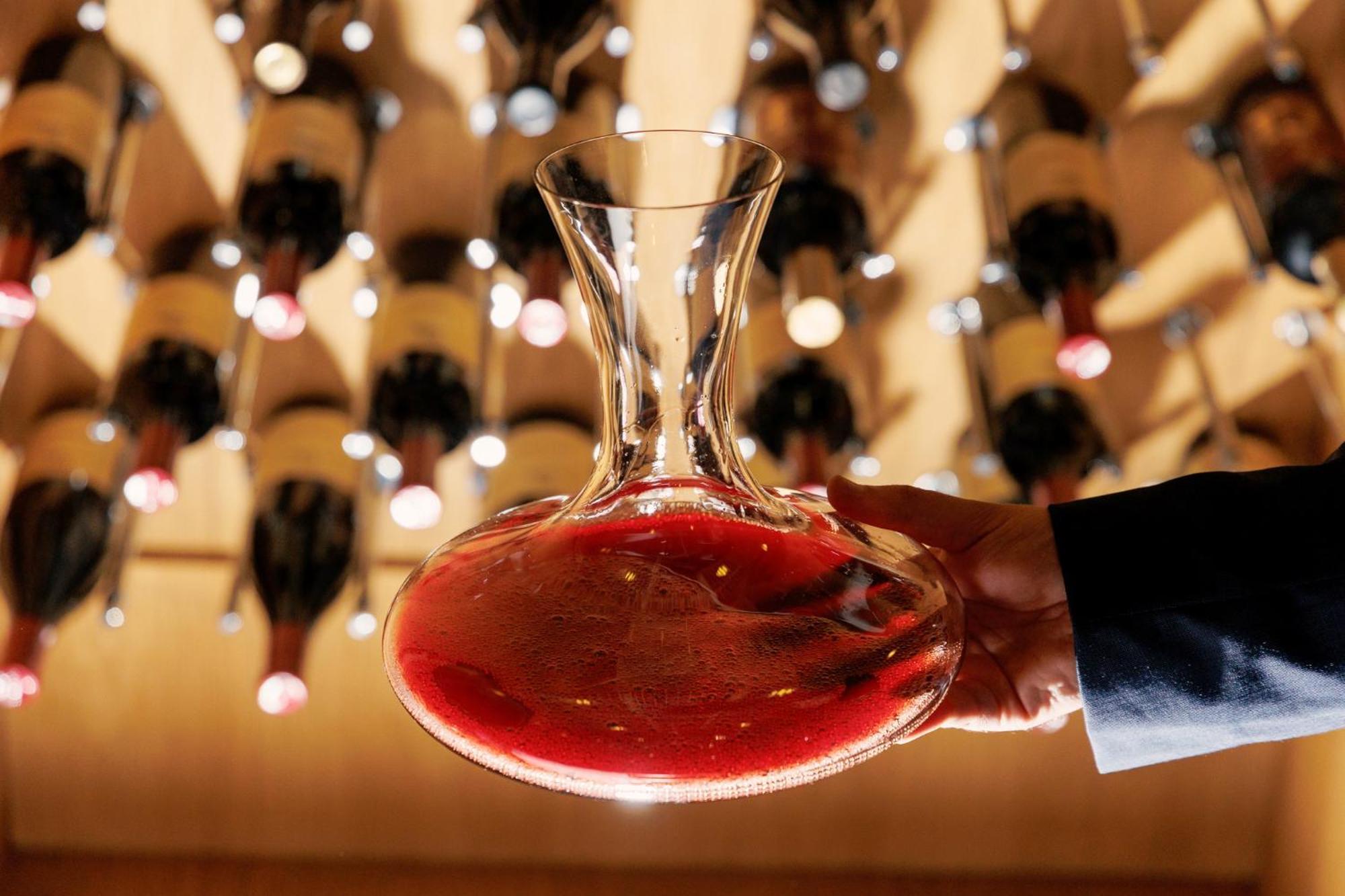 Lucky Bansko Aparthotel Spa & Relax Kültér fotó A wine decanter