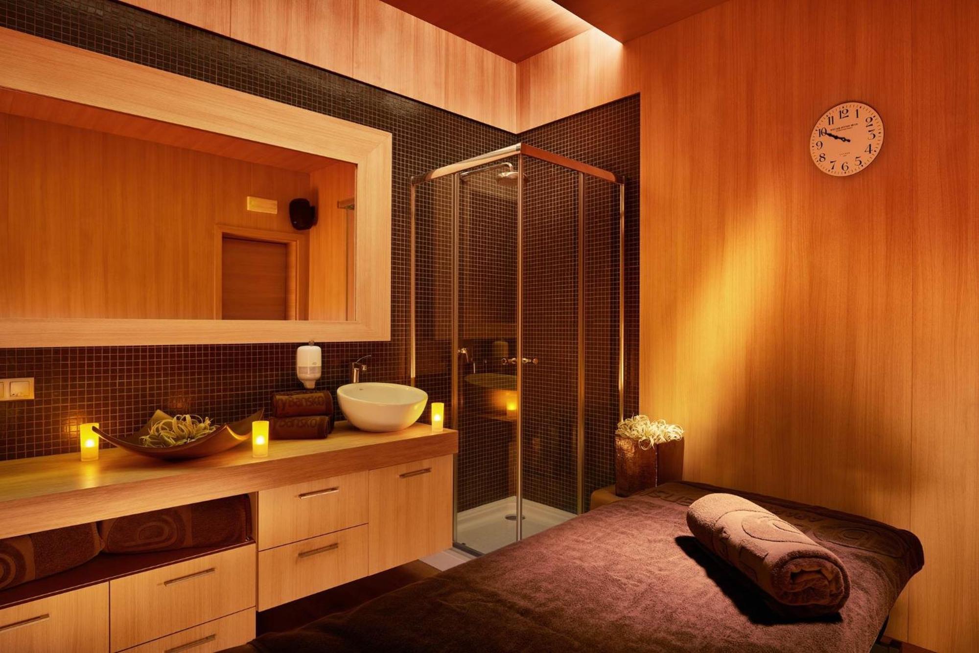 Lucky Bansko Aparthotel Spa & Relax Kültér fotó A treatment room at a spa