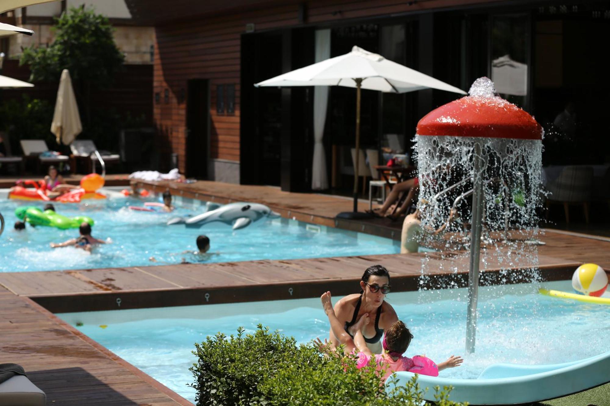 Lucky Bansko Aparthotel Spa & Relax Kültér fotó A water park in Turkey
