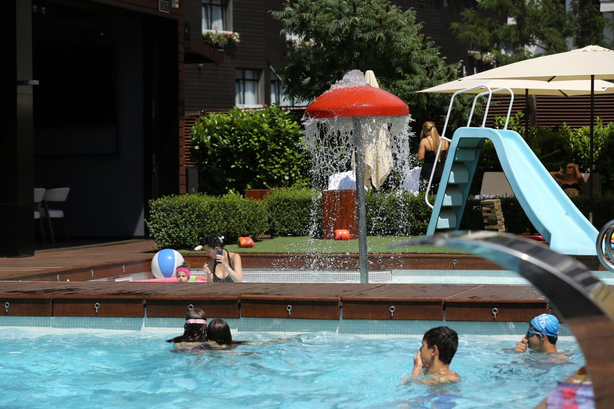 Lucky Bansko Aparthotel Spa & Relax Kültér fotó A mushroom fountain in a swimming pool