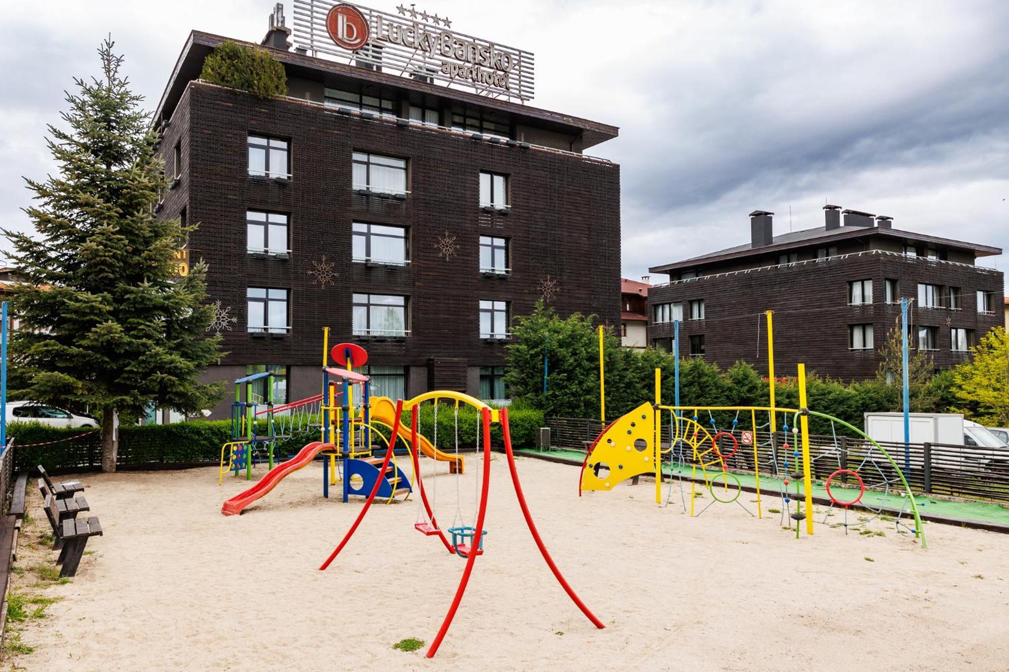 Lucky Bansko Aparthotel Spa & Relax Kültér fotó The school's campus